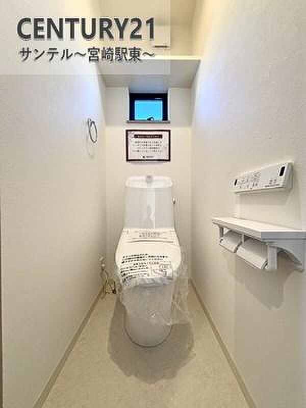 トイレです♪小窓付きなので、明るい空間です！また、換気もできます♪1階、2階それぞれに完備！