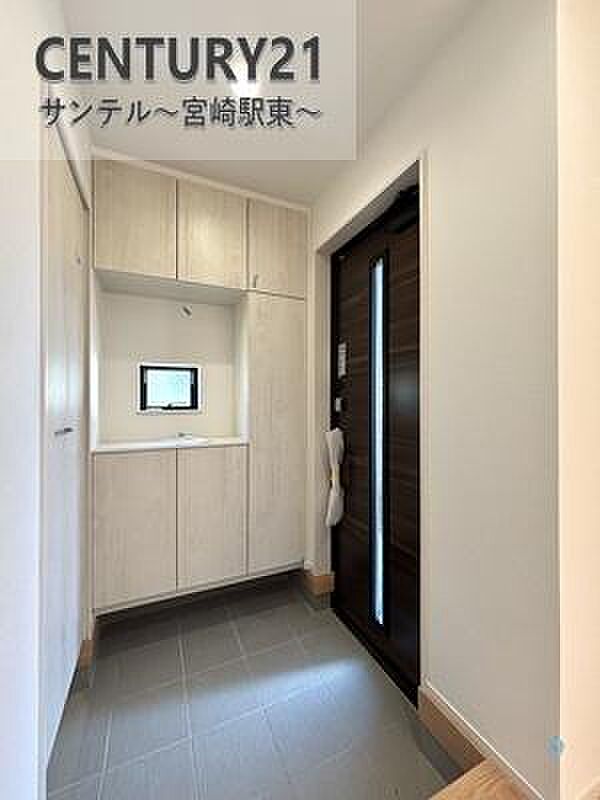 ご新居への出入り口になる明るい玄関には、たくさんの靴を収納できるシューズインクローク完備♪いつも清潔感のあるすっきりとした玄関スペースを確保できますよ♪