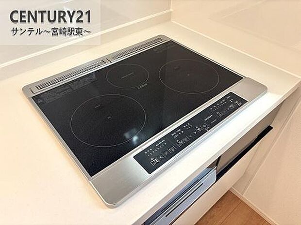 IHクッキングヒーター3口コンロ、グリル付です。