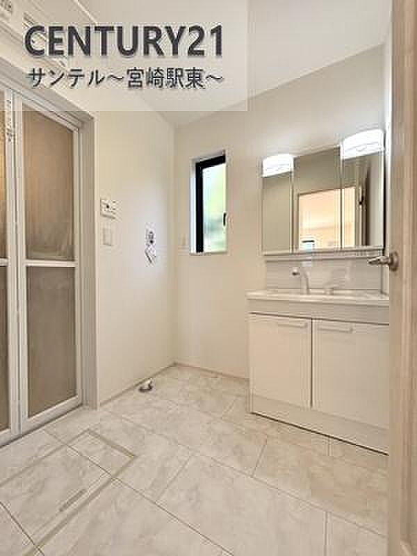 三面鏡付きの洗面化粧台は収納力もたっぷりで、細かなアイテムもすっきり整理できます。※内装の色合いや設備仕様が実際と異なる場合がございます。