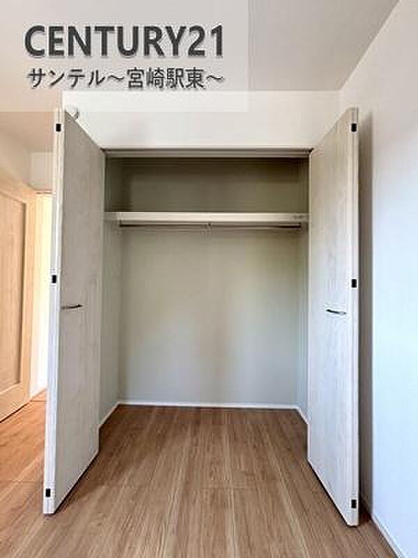 洋室のクローゼットでお洋服などを入れても十分な収納量♪