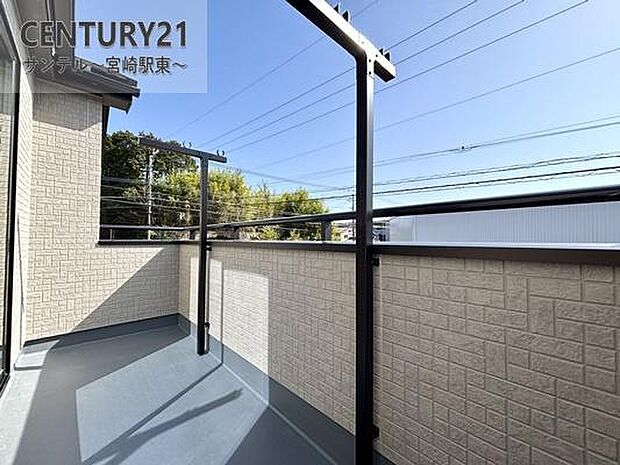 広々としたバルコニーには、屋根が付いておりますので突然の雨や小雨でも安心して洗濯物を干せますよ♪南向きの為、日当たり良好です♪