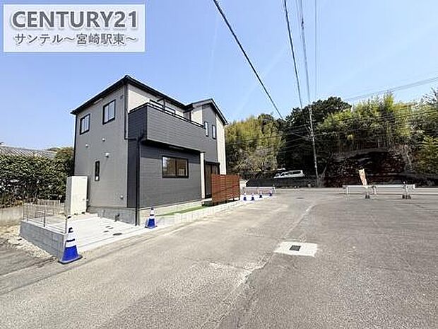 3台目の駐車場は西側にございます。前面道路も広く、駐車が苦手な方でも無理なくお停め頂けます。