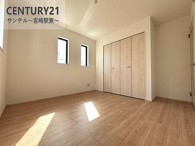 主寝室にいかがでしょうか♪風通し良好です(^^♪大容量のクローゼットも完備しております!