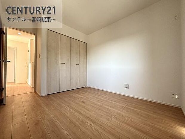 5.25帖の洋室です♪しっかり日が差し込みますので気持ちの良い目覚めができる素敵な洋室になります♪子供部屋にも十分使える仕様の洋室になっております♪