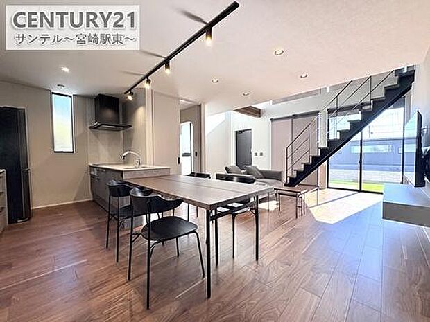 天井まで視線が抜ける吹抜けリビング。明るく、広がりを感じる室内