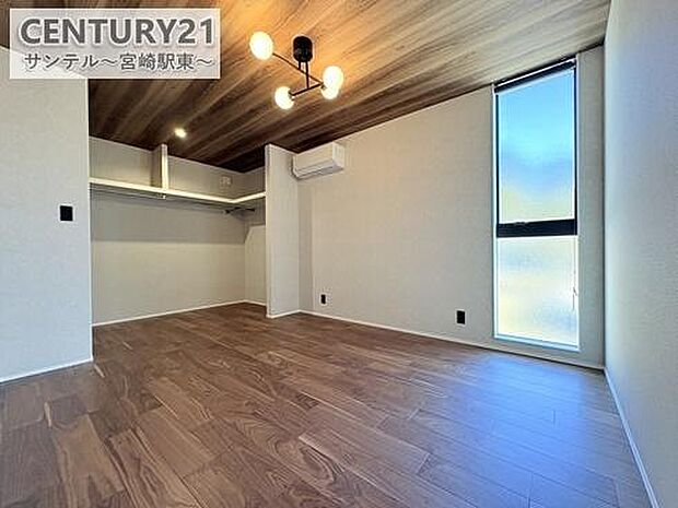 木目天井が落ち着いた雰囲気を演出する主寝室。ウォークインクローゼット付きです