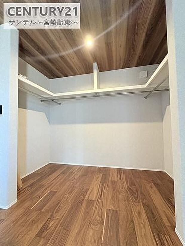 寝室には大容量のウォークインクローゼットです!ご夫婦のお洋服などを入れても十分な収納量♪