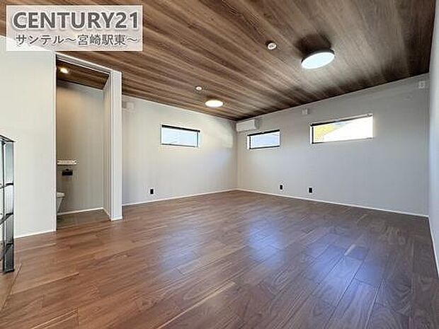 仕切りのない広々とした2階スペース。家族のライフスタイルに合わせて使い分けできます