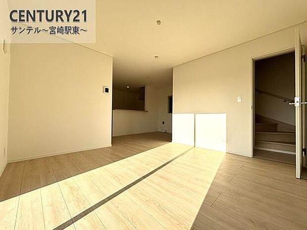 明るく、落ち着きのあるリビング♪ダイニングスペースも含めて約17帖のゆとりのあるスペースで、ご家族でお食事や団らんしたり、ゆったりとしたご家族の時間を過ごせます♪