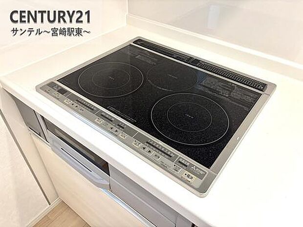 3口のIHクッキングヒーターとグリル付のシステムキッチンです。