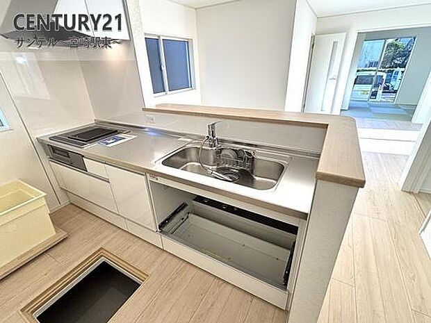 カウンターキッチンからリビングにいるご家族やお子様の様子が見えるので、コミュニケーションがとりながら、ご家族の大切な時間を共有できるキッチンです♪