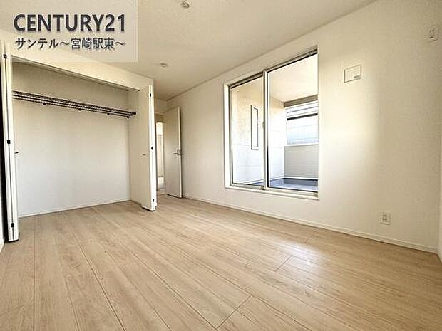 6.5帖の洋室です!主寝室にいかがでしょうか♪バルコニーに面しており、日当たり、風通し良好です(^^♪大容量のクローゼットも完備しております!