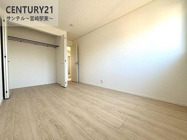 6.5帖の洋室です♪しっかり日が差し込みますので気持ちの良い目覚めができる素敵な洋室になります♪クローゼット完備しております!