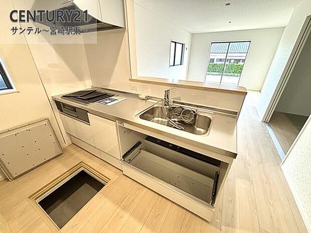 カウンターキッチンからリビングにいるご家族やお子様の様子が見えるので、コミュニケーションがとりながら、ご家族の大切な時間を共有できるキッチンです♪