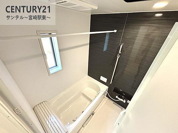 1坪のゆったりバスルームに浴室乾燥機付き。毎日の疲れを癒しつつ、洗濯物もカラッと乾いて快適!