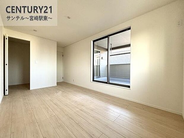 主寝室にいかがでしょうか。バルコニーにも面しており、布団、毛布類を干すのに最適♪ウォークインクローゼット付きです!