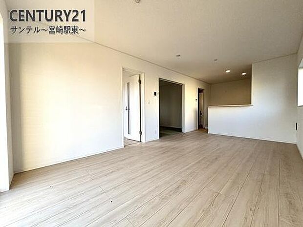 明るく、落ち着きのあるリビング♪ダイニングスペースも含めて約16.3帖のゆとりのあるスペースで、ご家族でお食事や団らんしたり、ゆったりとしたご家族の時間を過ごせます♪