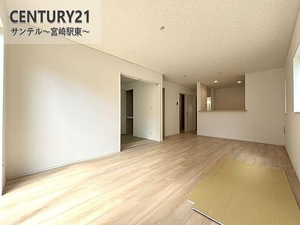 明るく、落ち着きのあるリビング♪ダイニングスペースも含めて約17帖のゆとりのあるスペースで、ご家族でお食事や団らんしたり、ゆったりとしたご家族の時間を過ごせます♪