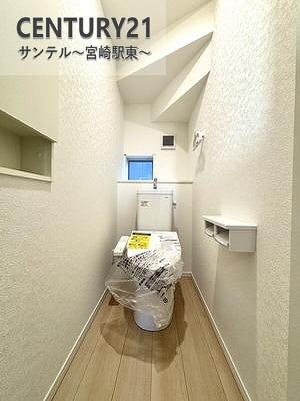 1階のトイレ♪換気できる小窓付きのトイレです!温水洗浄暖房便座でございます(^^♪