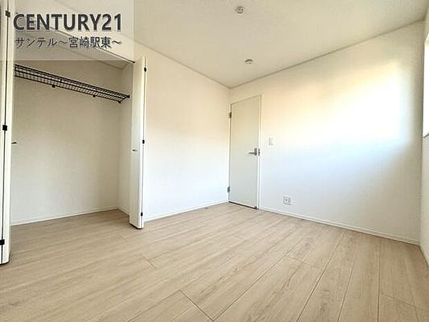 5.2帖の洋室です♪しっかり日が差し込みますので気持ちの良い目覚めができる素敵な洋室になります♪子供部屋にも十分使える仕様の洋室になっております♪