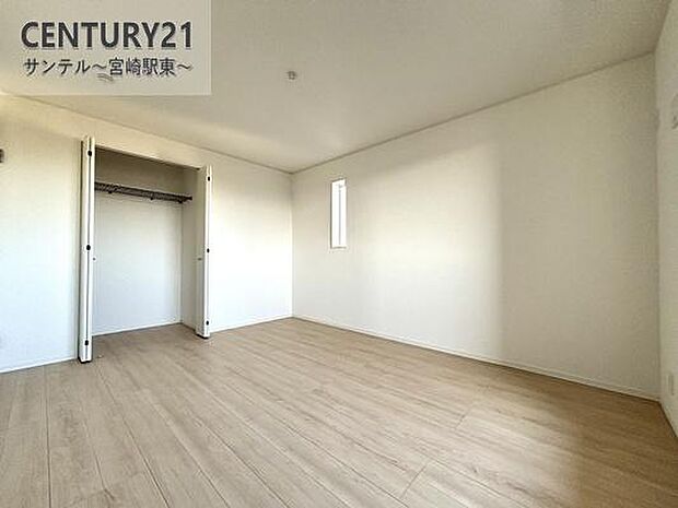 7.8帖の広々とした洋室です!バルコニーにも面しており、布団、毛布類を干すのに最適♪