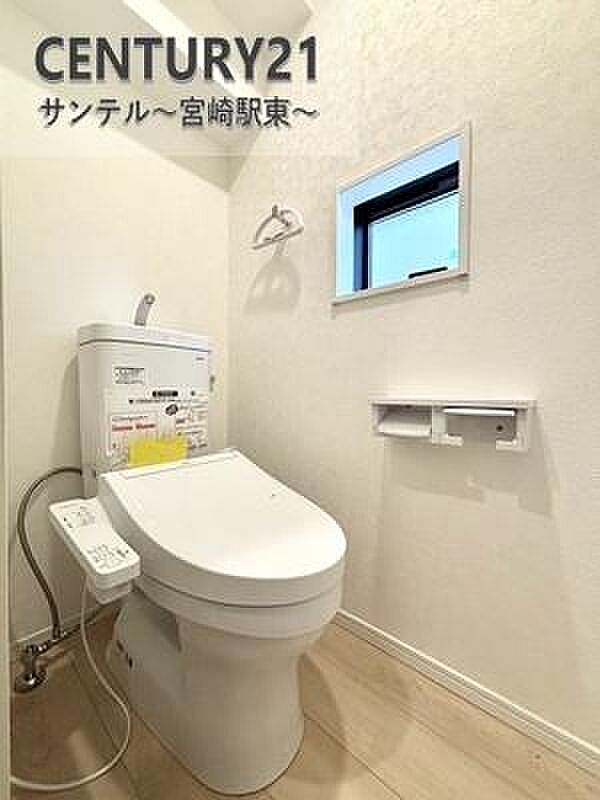 1階のトイレ♪換気できる小窓付きのトイレです！温水洗浄暖房便座でございます(^^♪