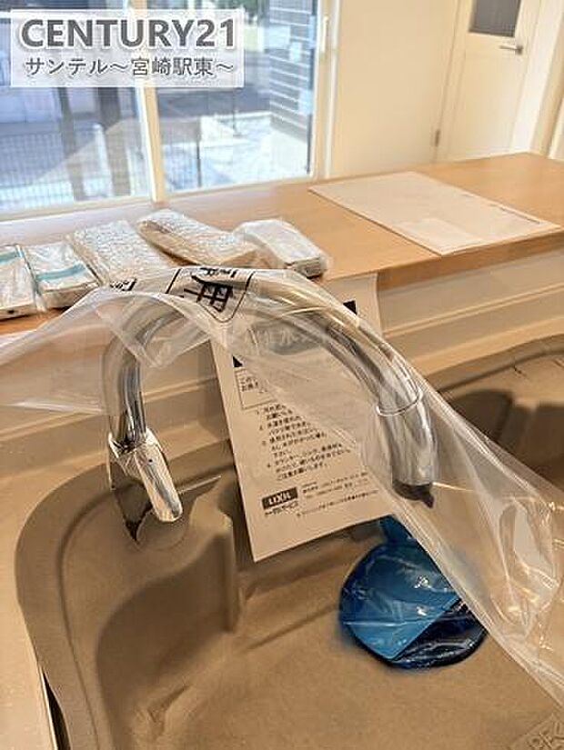 曲線デザインのグースネック水栓を採用。吐水口が高く、大きな調理器具も洗いやすい形状で、毎日の家事がスムーズに。見た目にもすっきりしたキッチン空間です。