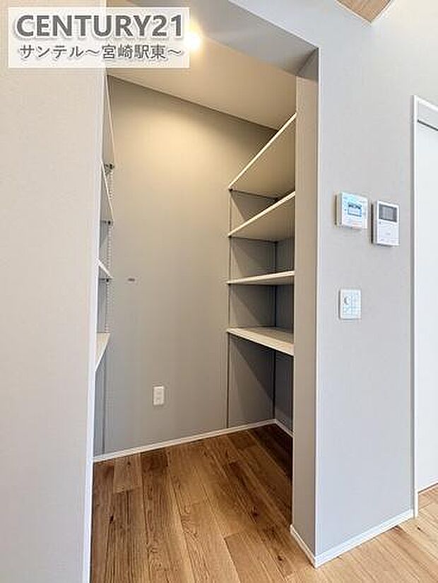 キッチン近くにパントリーを備え、食品や飲料、調理家電をまとめて収納。まとめ買いにも対応でき、作業スペースを広く保てる家事ラク設計です。