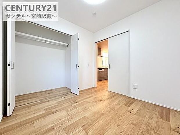 4.5帖の洋室は子ども部屋・書斎・趣味室など多用途に使える広さ。クローゼット付きで収納も確保され、個室として使いやすい設計です。