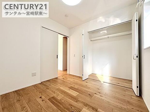 洋室には照明とエアコンをあらかじめ設置。入居時の初期費用や手配の手間を軽減でき、引越し後すぐに快適な室内環境で暮らせます。