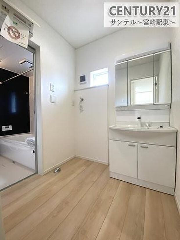 (同仕様写真)洗面台・洗面所になります。三面鏡仕様になっており身だしなみを整える際に便利です。?鏡裏の収納も広々しています♪※色や配置の相違がある場合がございます。