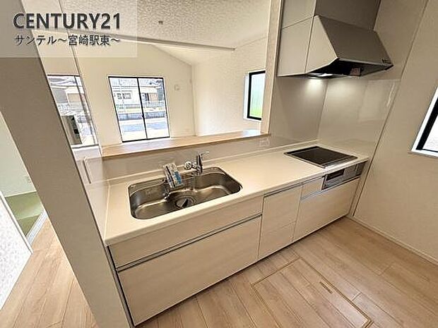 同仕様写真（キッチン）人気のカウンターキッチン。使いやすい動線です。※モデル写真でございます。色や配置の相違がある場合がございます。