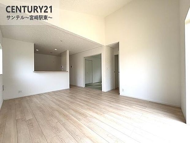 (同仕様モデル写真)）リビング17帖！※モデル写真でございます。色や配置の相違がある場合がございます。開放感のあるリビング♪お部屋全体が明るく、清潔感のある家族団らんのスペースです(^^♪