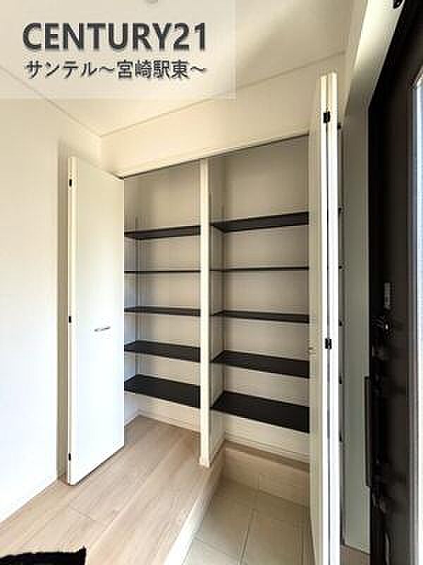 (同仕様写真)玄関 シューズボックスがあり、玄関を綺麗に整頓出来ます。