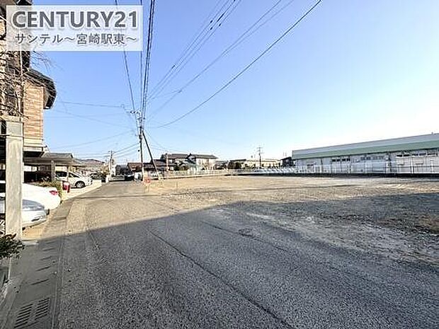 西側前面道路です。