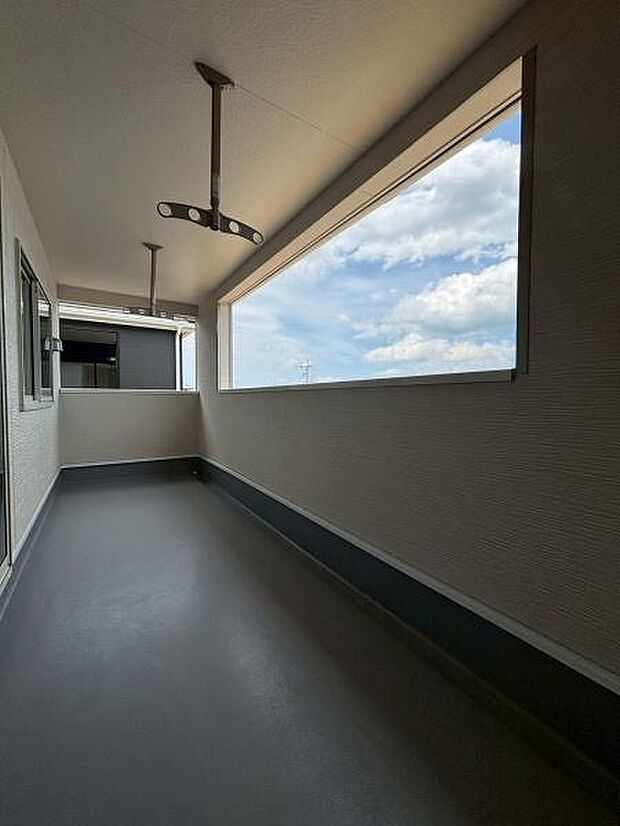 屋根があるため、外出中の急な雨でも洗濯物が濡れにくく、共働き世帯に嬉しい設計です。毎日の家事にゆとりと安心をプラスします。