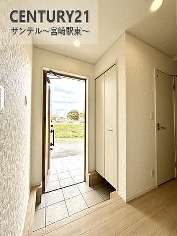 ご新居への出入り口になる明るい玄関には、靴を収納できるシューズボックスが付いております♪いつも清潔感のあるすっきりとした玄関スペースを確保できますよ♪