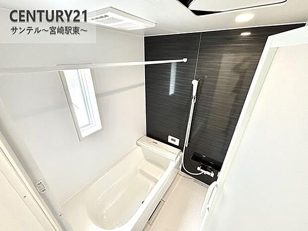 1日の疲れもゆっくり取ることのできる広々とした1坪タイプのシステムバス♪浴室乾燥、涼風、暖房、換気システムが付いておりますので、快適なバスタイムを過ごせます♪