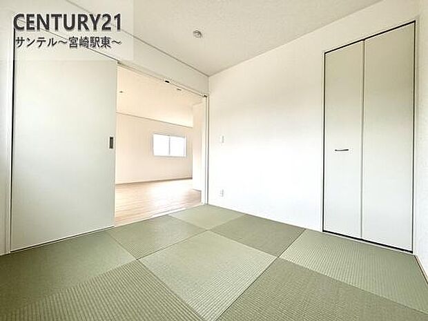 和室です♪リビング横に和室があることで和と洋の雰囲気を味わえ素敵な空間を演出でき、お子様の遊び部屋や客間としても利用できます♪