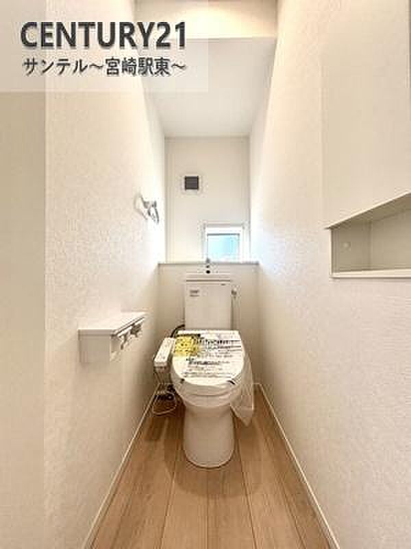 (同仕様写真)落ち着いた雰囲気のトイレ温水洗浄暖房便座でございます(^^♪※色や配置の相違がある場合がございます。