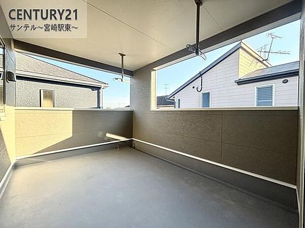 (同仕様写真)ぽかぽかした天気の良い日はバルコニーで洗濯物を外で干すことが出来ます♪インナーバルコニータイプの為、突然の雨から洗濯物を守ってくれます(^^♪