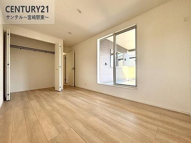 （同仕様写真）バルコニーへの出入りができる寝室です。布団などもすぐに干すことができます。