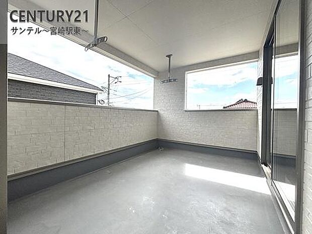 広々としたバルコニーには、屋根が付いておりますので突然の雨や小雨でも安心して洗濯物を干せますよ♪南向きの為、日当たり良好です♪