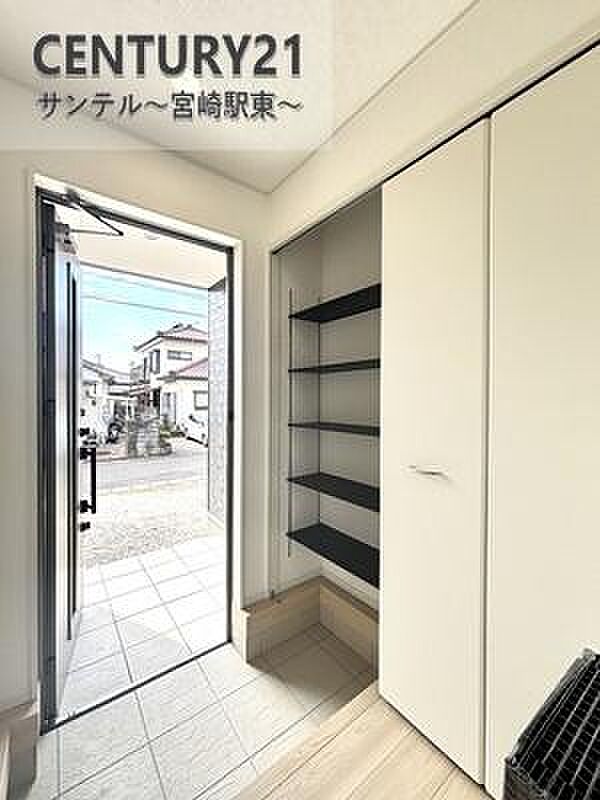 玄関には、たくさんの靴を収納できるシューズボックスが付いております♪いつも清潔感のあるすっきりとした玄関スペースを確保できますよ♪