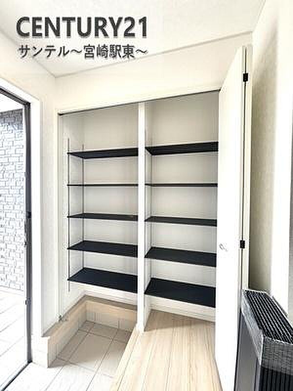 玄関には、たくさんの靴を収納できるシューズボックスが付いております♪いつも清潔感のあるすっきりとした玄関スペースを確保できますよ♪