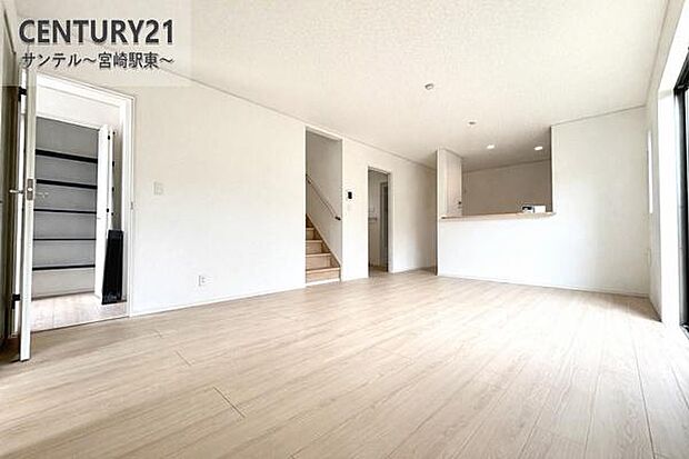 17帖のリビングです♪明るく、落ち着きのあるリビング♪ダイニングスペースも含めてゆとりのあるスペースで、ご家族でお食事や団らんしたり、ゆったりとしたご家族の時間を過ごせます♪