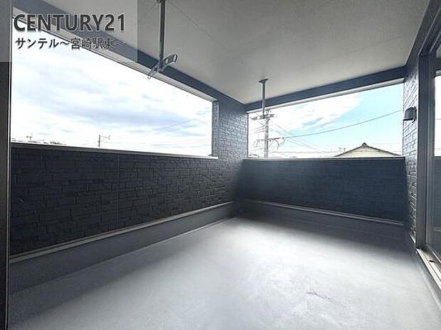 広々としたバルコニーには、屋根が付いておりますので突然の雨や小雨でも安心して洗濯物を干せますよ♪南向きの為、日当たり良好です♪