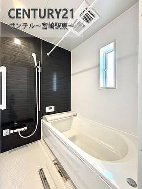 広々とした1坪のバスルーム。室内物干しと浴室乾燥がございます。ランドリールームとしても利用できます。※色や配置の相違がある場合がございます。