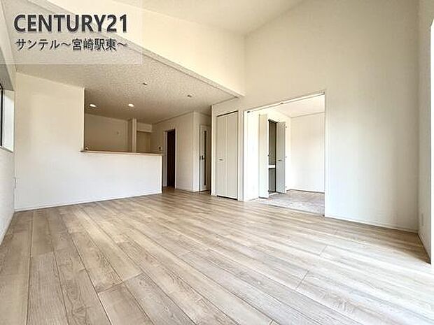 (同仕様モデル写真)）リビング16.5帖※モデル写真でございます。色や配置の相違がある場合がございます。開放感のあるリビング♪お部屋全体が明るく、清潔感のある家族団らんのスペースです(^^♪
